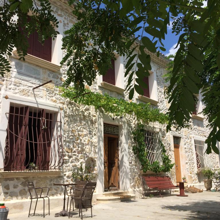 Mas Moineau Bed & Breakfast Mézoargues Dış mekan fotoğraf